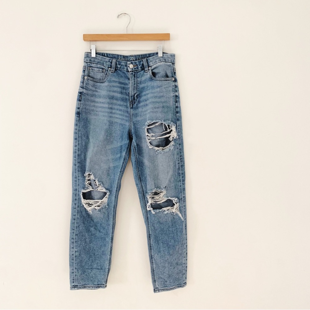 American Eagle Outfitters AEO distressed curvy high rise mom jean 8 medium wash